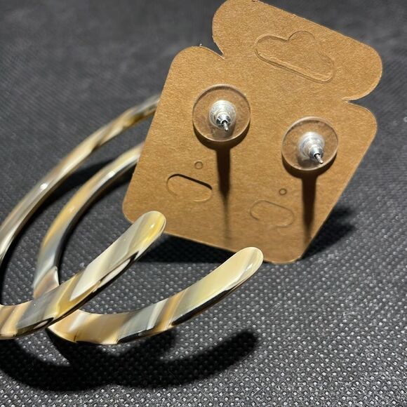 Plastic hoop earrings - Picture 3 of 4